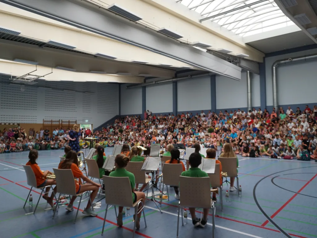 Blick auf das Orchester und die Zuhörenden.